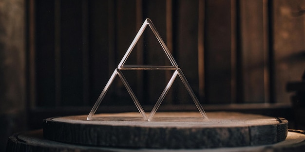 Estructura de vidrio triangular en superficie de madera