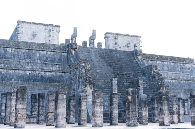 Foto estructuras arqueológicas de la cultura maya en el sitio de chichén itzá en méxico