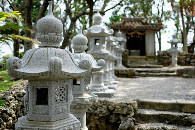 Foto estructuras construidas frente al templo en ishigaki