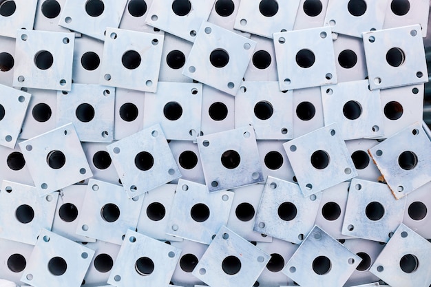 Estructuras metálicas en un almacén en pilas. soportes metálicos para andamios y encofrados. enfoque suave y bokeh Almacenamiento al aire libre de materiales de construcción y estructuras metálicas.