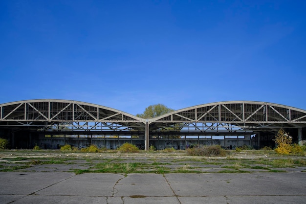 Estructuras metálicas Los hangares aéreos alemanes abandonaron el aeródromo militar Notif en la lengua báltica