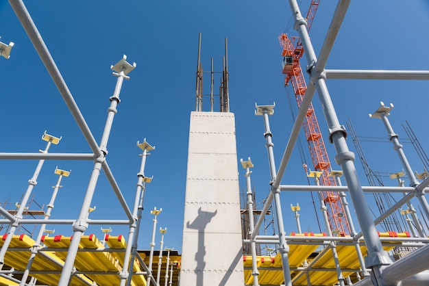 Estructuras metálicas de hormigón del edificio en construcción Andamios y soportes