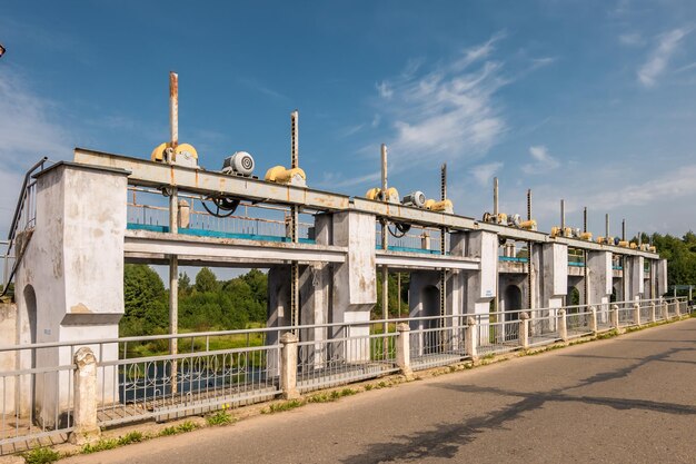 Estructuras metálicas y soportes de presa de central hidroeléctrica