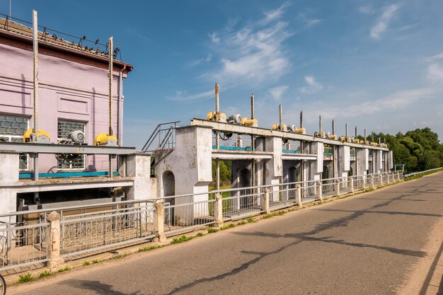 Estructuras metálicas y soportes de presa de central hidroeléctrica