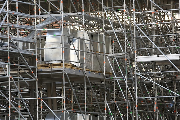 Foto estructuras prefabricadas de metal / vigas y tuberías de metal de fondo abstracto en estructuras industriales prefabricadas, construcción de estructuras temporales