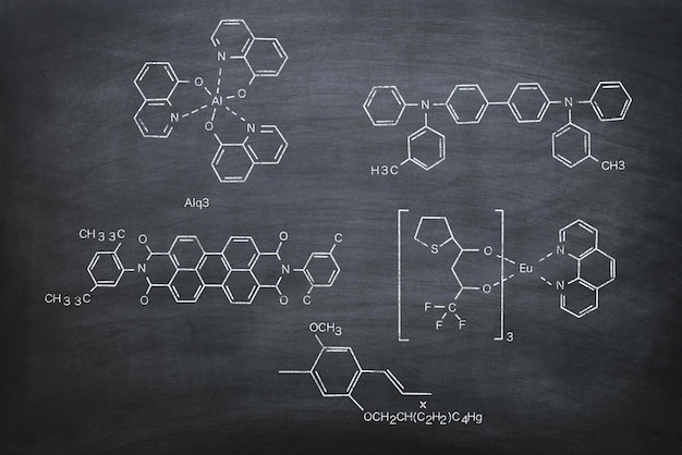 estructuras químicas en una pizarra