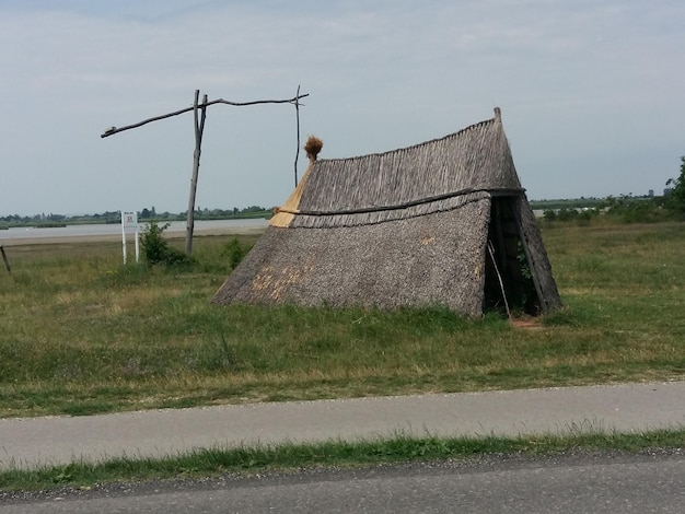 Estrutura abandonada construída em campo contra o céu