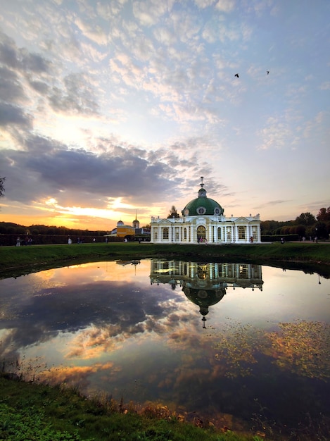 Estrutura arquitetônica da Rússia à beira do lago à noite ao pôr do sol no início do outono.