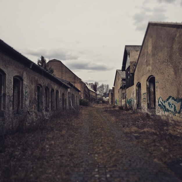 Foto estrutura construída abandonada contra o céu