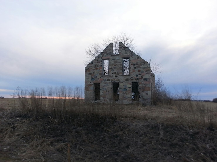 Foto estrutura construída abandonada na paisagem