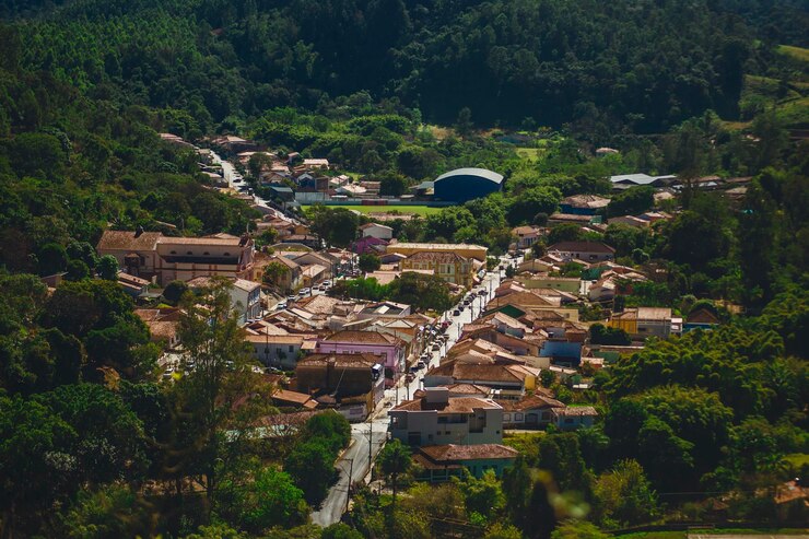 Foto estrutura construída com árvores ao fundo