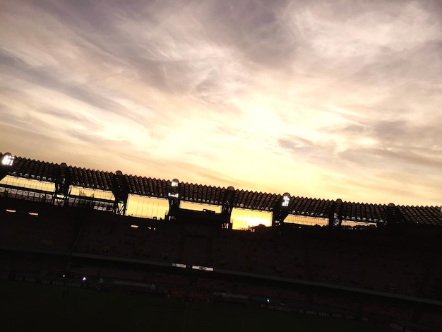 Foto estrutura construída contra o céu ao pôr-do-sol