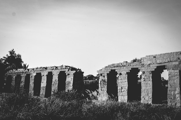 Foto estrutura construída contra o céu limpo