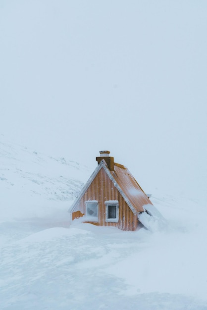 Estrutura construída em terra coberta de neve contra um céu claro