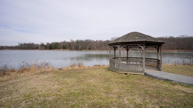 Estrutura construída por um lago contra o céu