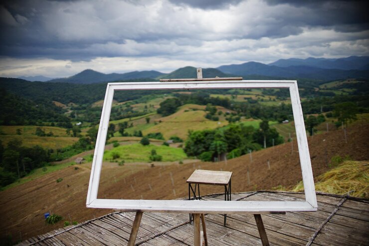 Foto estrutura construída sobre uma mesa contra montanhas