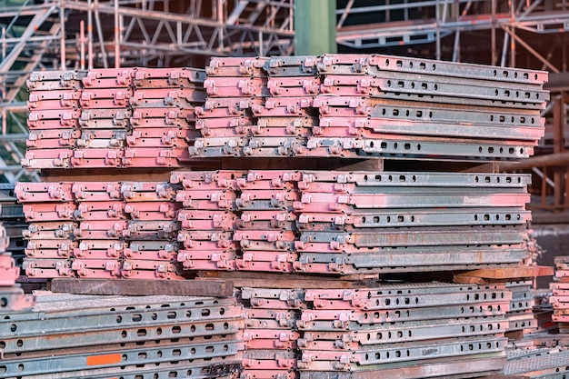 Estrutura de aço para montagem de estrutura ou palco para concerto na zona industrial