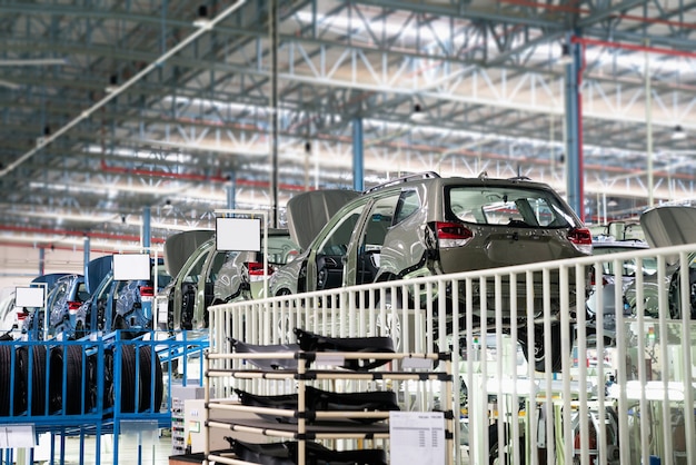 Foto estrutura de carro com montagem inacabada na linha de produção da empresa automobilística