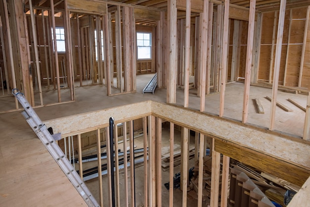 Estrutura de estrutura de madeira em um novo enquadramento de desenvolvimento da nova casa em construção