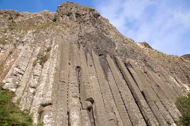 Estrutura de órgão na trilha costeira de Giants Causeway no condado de Antrim, Irlanda do Norte, Europa