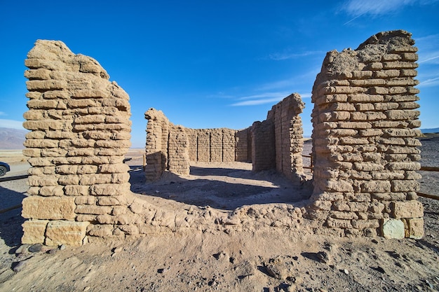 Estrutura de pedra abandonada no deserto arenoso