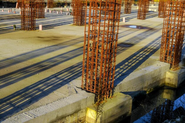 Foto estrutura de pilares de concreto e ferro abandonada