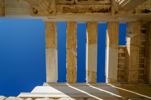 Estrutura de telhado e teto de Propylaea, porta de entrada para a Acrópole construída com mármore e mais limpa