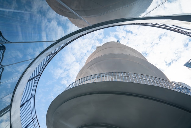 Estrutura geométrica do edifício de escadas giratórias de metal