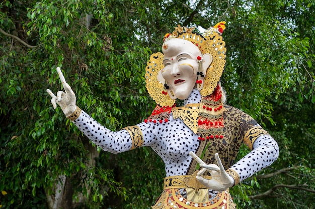 Estrutura impressionante feita à mão estátua Ogohogoh construída para o desfile Ngrupuk que ocorre no mesmo dia de Nyepi na ilha de Bali Indonésia fechar