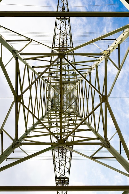 Estrutura metálica de pilão de eletricidade de baixo para cima em perspectiva arquitetônica