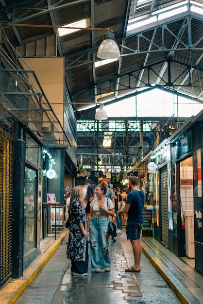 Foto estrutura metálica interior do mercado de san telmo em buenos aires, argentina, 2 de março de 2024