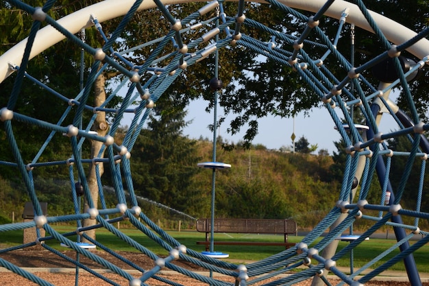 Foto estrutura metálica no parque infantil contra o céu