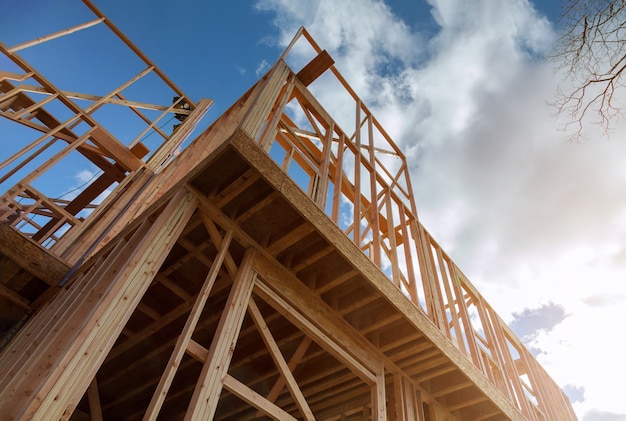 Estrutura residencial de construção residencial na casa nova de madeira em material de construção em moldura de madeira
