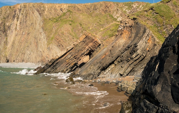 Estrutura única de rochas em Hartland Quay em North Devon