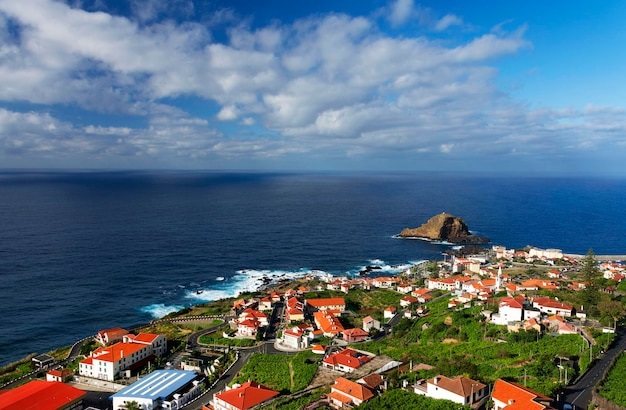 Estruturas construídas contra o mar azul calmo
