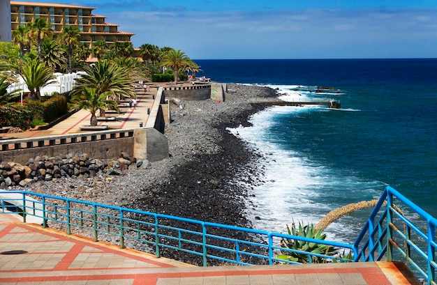Estruturas construídas contra o mar azul calmo