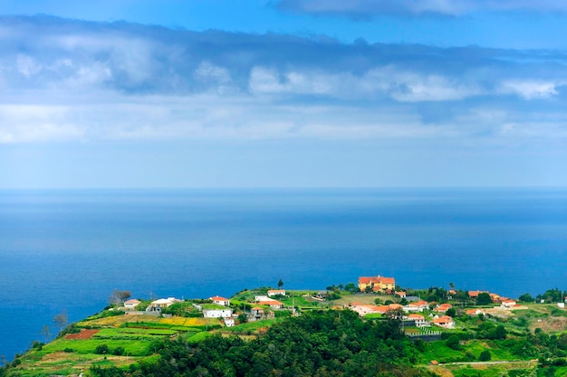 Estruturas construídas contra o mar azul calmo