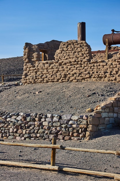 Estruturas de parede de pedra no deserto