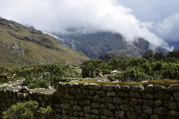 Estruturas de pedra na trilha de caminhada do Parque Nacional Laguna 69 Huascaran, no Peru