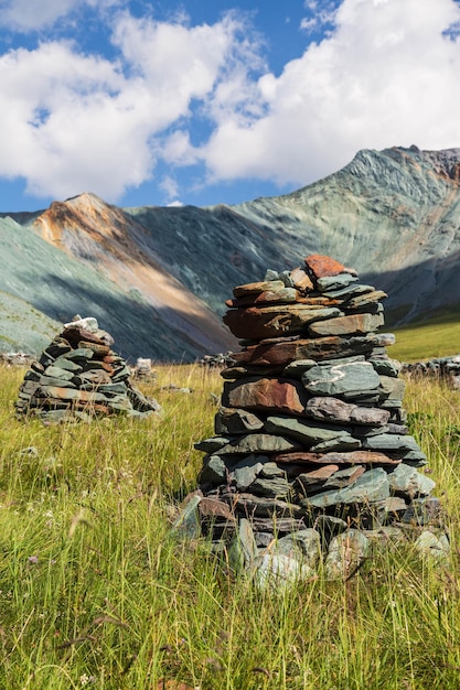 Estruturas de pedra no vale das montanhas coloridas Yarlu Altai Sibéria Rússia