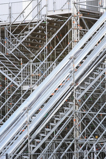 estruturas pré-fabricadas metálicas / fundo abstrato vigas e tubos metálicos em estruturas industriais pré-fabricadas, construção de estruturas temporárias