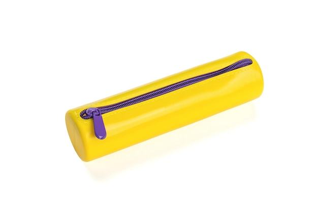 Estuche de lápices amarillo con candado morado aislado en un fondo blanco El concepto mínimo de almacenamiento de útiles escolares Lay Flat