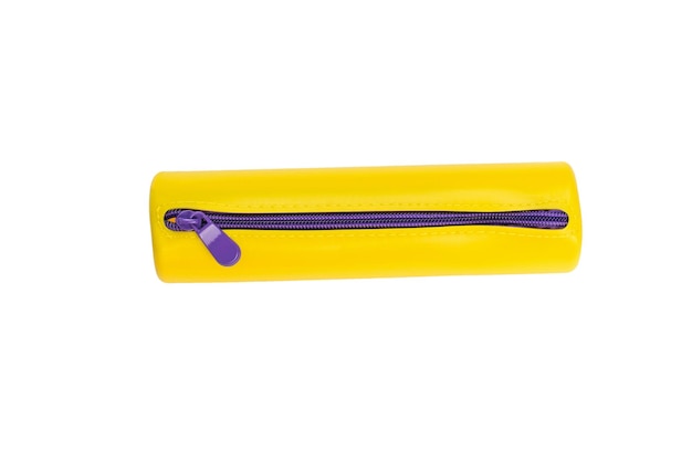 Estuche de lápices amarillo con cremallera púrpura aislado sobre un fondo blanco Lay Flat