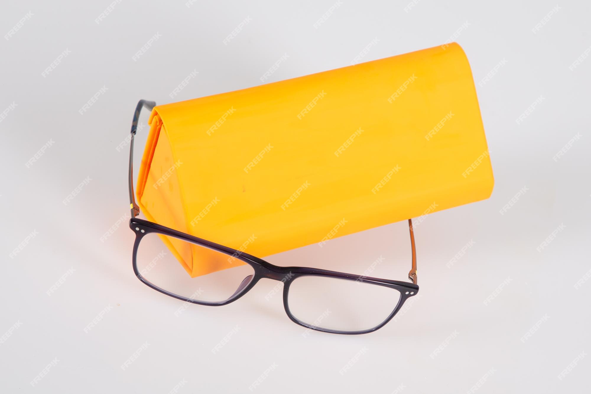 Grasa paño estoy de acuerdo Estuche con nuevas gafas modernas caja de diseño naranja para anteojos  aislado sobre fondo gris | Foto Premium