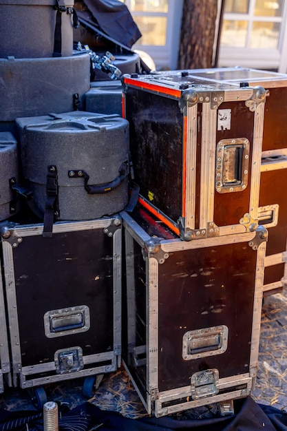 Estuches para instrumentos musicales. Párese uno frente al otro al aire libre. Equipo para concierto.