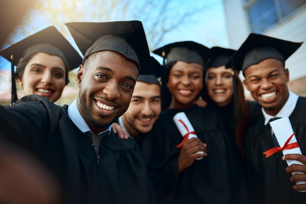 Estudamos juntos agora estávamos nos formando juntos Retrato de um grupo de alunos tirando selfies no dia da formatura