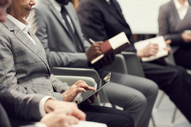 Estudando questões de desenvolvimento de negócios na conferência