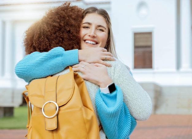 Foto estudante abraça amigas e retrato de uma menina com um sorriso na universidade e construção de educação estudantes de felicidade e motivação de volta à escola de um jovem pronto para a aula da faculdade