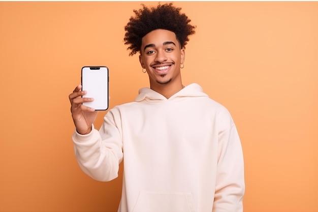 Estudante adolescente afro-americano feliz segurando um celular apontando o dedo