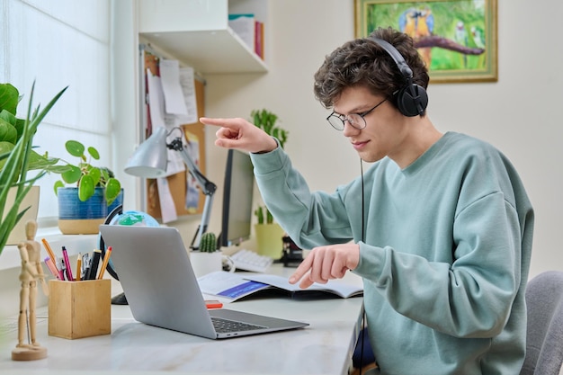 Estudante adolescente fazendo videoconferência falando olhando para a webcam no laptop